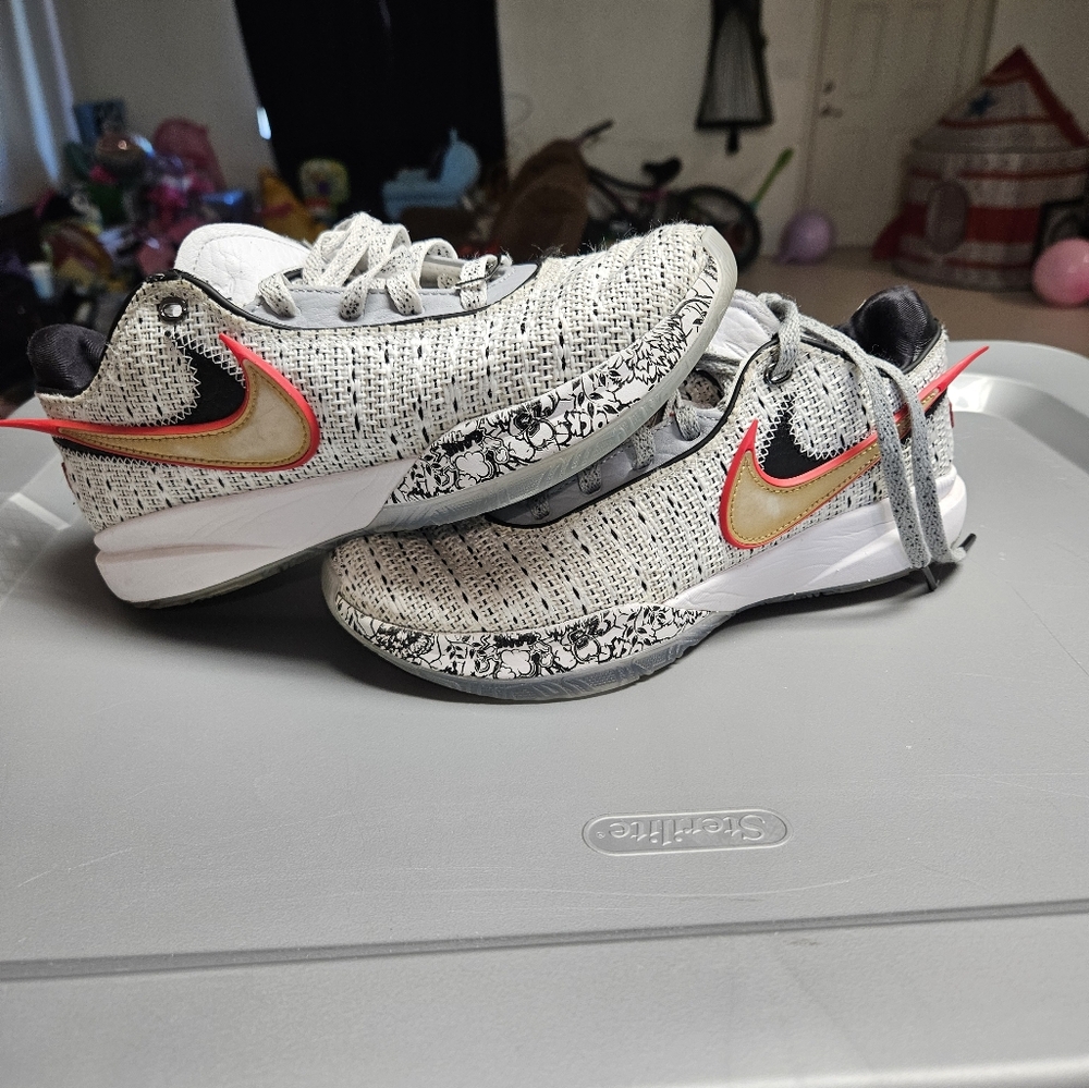 Nike LeBron 20 The Debut Big kids Size 6 Basketball Shoes